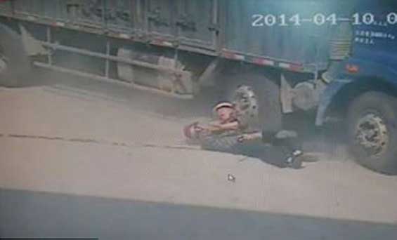 الصورة التي تحولت إلى رمز للتضحية في العالم
