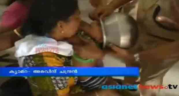 بالفيديو – إخراج رأس طفل من قدر للطبخ