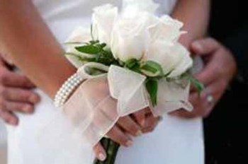 تأخرت عن حفل زفافها فحلّت أختها مكانها