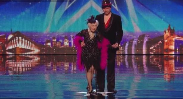 بالفيديو-عجوز ترقص وتبهر لجنة التحكيم... والعالم! 