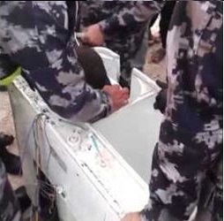 بالفيديو.. عائلة تستعين بالدفاع المدني لإنقاذ طفلها العالق بالغسالة