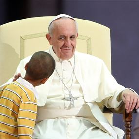   شاهدوا ماذا قدم هذا الطفل هدية للبابا! 