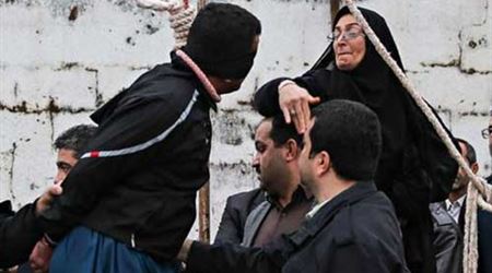  بالفيديو.. إيرانية تنقذ قاتل ابنها من الموت قبل شنقه بلحظات 