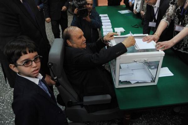 بالصورة: رئيس الجزائر المرشح لولاية خامسة يصوّت على كرسي متحرك