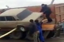 بالفيديو.. إنزال سيارة من شاحنة يتحول الى كارثة!