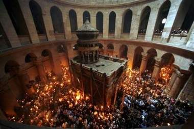 فيض النور من القبر المقدس في كنيسة القيامة في القدس.