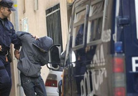  يقود عصابة لترويج صور فاضحة للأطفال على شبكة الإنترنت 