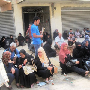 «مافيا» حديثة لاحتياجات النازحين في طرابلس<br />
المواطنون : ذلّ ومهانة على أبواب الجمعيّات<br />
مداخيل بعض المؤسسات ليست خاضعة  للمراقبة