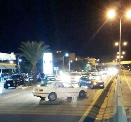 جريح نتيجة حادث اصطدام بين سيارتين تحت جسر البترون المسلك الغربي نقل الى المستشفى للمعالجة