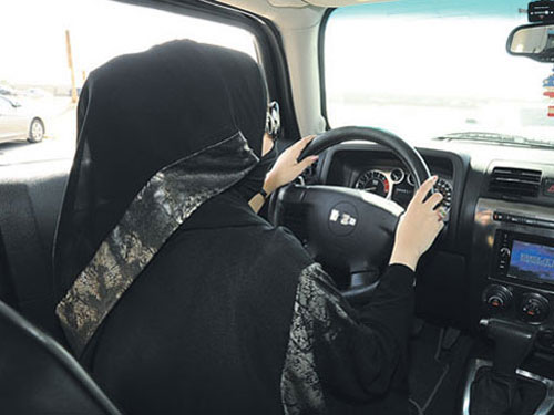 امرأة سعودية تتحدى حظر قيادة السيارات!
