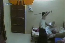 فيديو صادم.. عامل يعذب رجل مسن دون رحمة!