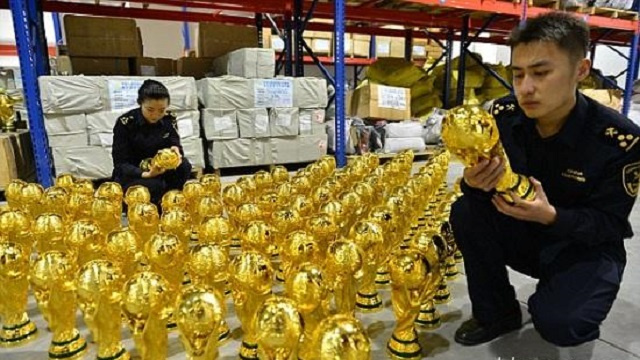الصين تحبط تصدير شحنة من نسخ مقلدة لكأس العالم إلى ليبيا