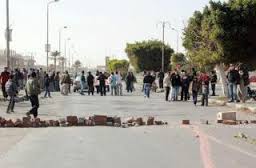 قطع طريق عزقي في الضنية إحتجاجا على إنقطاع التيار الكهربائي.