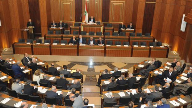 عدد من النواب باتوا خارج مبنى البرلمان