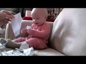 بالفيديو.. طفل يُصاب بحالة هستيرية من الضحك 