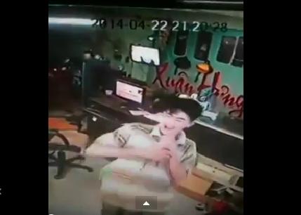 بالفيديو.. شاحن جوال يصيب رجل بصعقة كهربائية عنيفة!