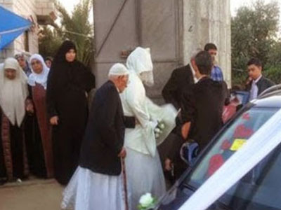 لم يحضر العريس فزفت العروس مع صورته!