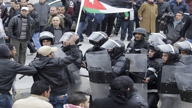 قوات الدرك الأردنية تفرق بالغاز محتجي معان