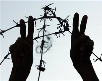 عشرات الأسرى الفلسطينيين يبدأون إضرابا مفتوحا عن الطعام
