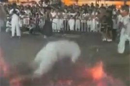 بالفيديو.. رجل يسبح في نار ملتهبة!