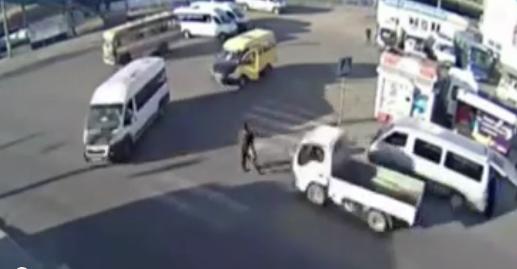 بالفيديو.. حافلتان تدهسان جدّة مع حفيدها