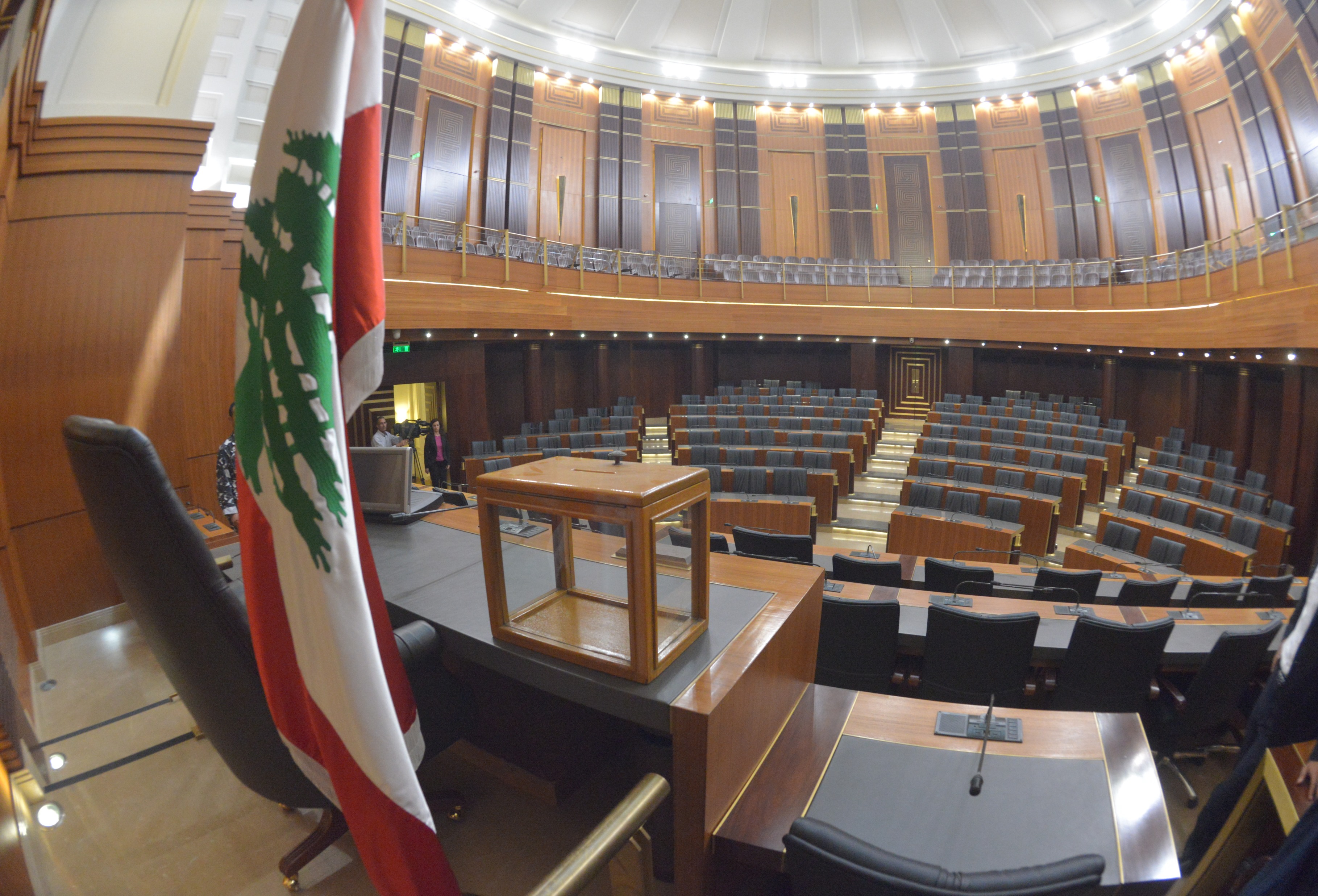 
اتصالات محلية تواكبها مشاورات اميركية فرنسية سعودية ايرانية لانجاز الاستحقاق ...
جهود بري وجنبلاط بدأت لتسويق مرشح توافقي وباسيل والراعي يلتقيان في روما...
موفدون لعون على تواصل مع بري والحريري وجنبلاط... الجميّل : لمرشح يتجاوز الاصطفافات