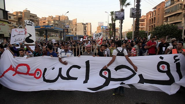 مظاهرات ضد قانون التظاهر في محيط القصر الرئاسي في مصر