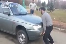 بالفيديو.. شاب يرفع سيارة ويمنعها من الحركة!
