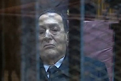 إسعاف مبارك أثناء مُحاكمته
وحكم بسجن 11 من أنصار مرسي