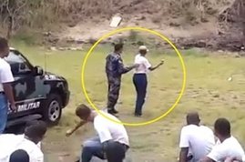 بالفيديو.. شرطية تلقي قنبلة على زملائها بالخطأ!