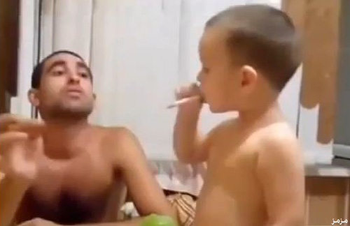 فيديو صادم.. شاب يعلم طفله التدخين!