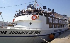 مجهولون يفجرون سفينة فلسطينية معدة للإبحار من غزة لأوروبا لكسر الحصار
