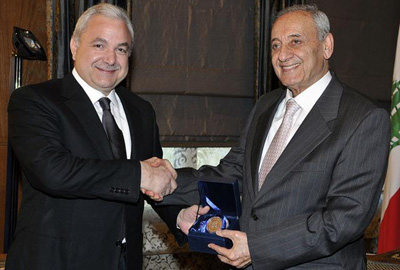 دعا الى جلسة لانتخاب رئيس غداً
بري عرض الأوضاع
مع الياس المر والخوري