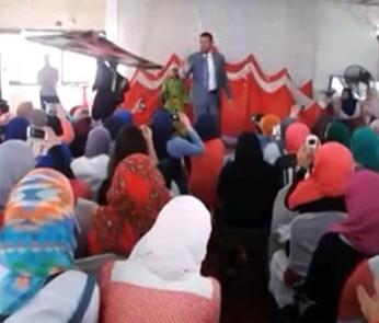 بالفيديو.. معلم يستعين بفرقة شعبية لشرح الدروس!