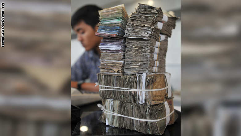 3 آلاف نوع من البكتيريا تعيش على أموالك