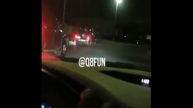 بالفيديو .. كويتي يسقط من سيارة على بعد خطوات من سيارات
