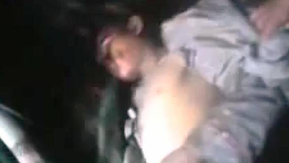 فيديو مرعب.. رجل يربط ابنه بالسيارة ويسحله حتى الموت!
