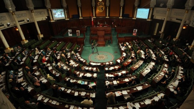 البرلمان التونسي يسقط العزل السياسي من الانتخابات بفارق صوت واحد 