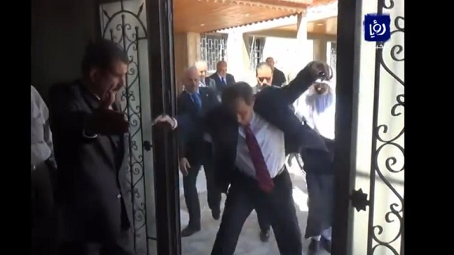 بالفيديو-السفير الأمريكي لدى الأردن يتعثر لكنه لا يحيد عن هدفه .. المنسف! 
