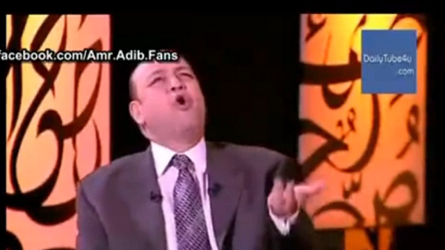 بالفيديو .. عمرو أديب يستنكر استبدال اسم السادات بالسيسي في أغنية ويرددها باسم صباحي