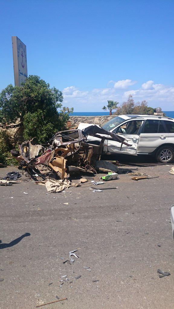 
بالصورة: حادث سير مروع يودي بحياة شخص على طريق جدرا – الشوف بين سيارة Honda accord و جيب BMW X5
