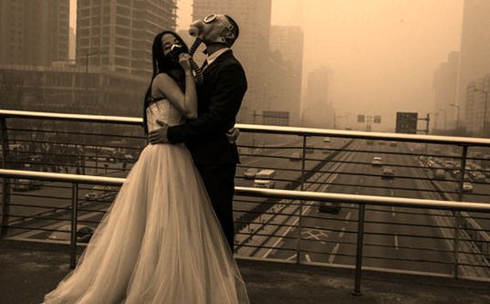 رجل يطلق زوجته بسبب التلوث في بلاده!