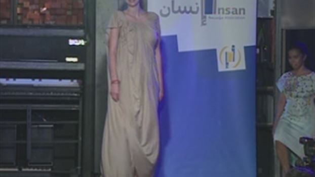 بالفيديو.. عاملات أجنبيات يتحولن عارضات أزياء
