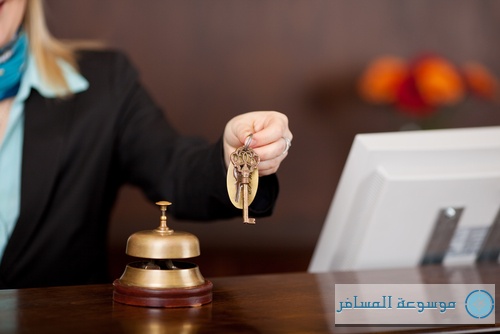 طرق عملية لتجنب الرسوم الإضافية في الفنادق