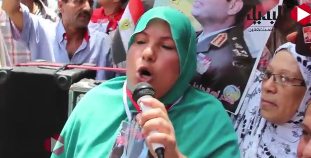 بالفيديو| من جديد.. المتظاهرة المصرية  توجه رسالة لأوباما بالإنجليزية أيضا