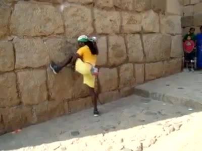 بالفيديو: رجل يتسلق جدران قلعة بطريقة خيالية! 