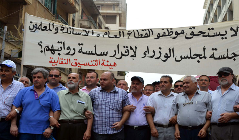 «الديار» تنشر تقرير «لجنة السلسلة» بعد حسم 1000 مليار ليرة والإيرادات: ...
لا مفعول رجعي ــ إلغاء تعويضات للعسكريين والدرجات الست للمعلمين ولا ضرائب على المصارف ...
سليمان يستوضح على طاولة الحوار عن الكلام الايراني باعتبار ارض لبنان حدود طهران
