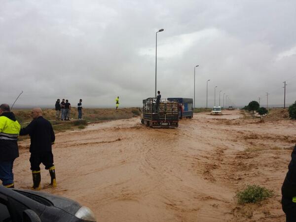 بالصورة - السيول على اوتوستراد رأس بعلبك-الهرمل