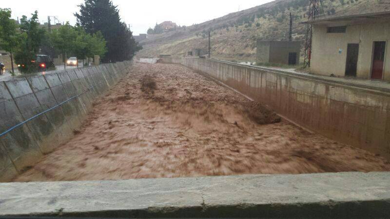 بالفيديو رعب الطبيعة لحظة وصول سيل راس بعلبك الى لقرية