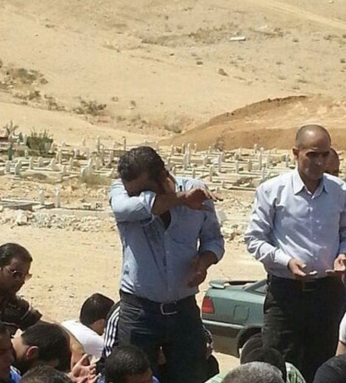 بالصور- فنان يلفظ أنفاسه الأخيرة أثناء تأدية مشهد وفاته..!